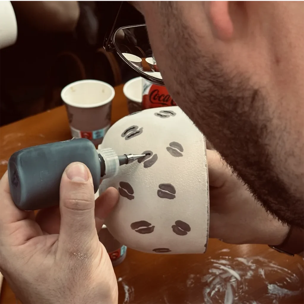 Kaffeetasse mit Kaffeebohnen-Motiv beim Keramali Workshop auf dem Reinholz Hoffest 2026