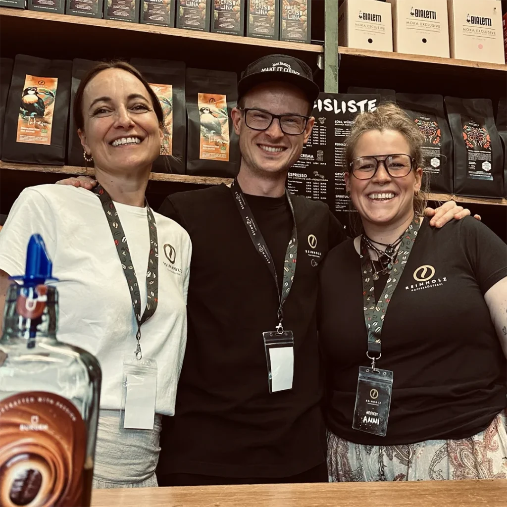 Katrin, Cillian und Anni vom Reinholz-Team beim Hoffest 2026 in der Rösterei