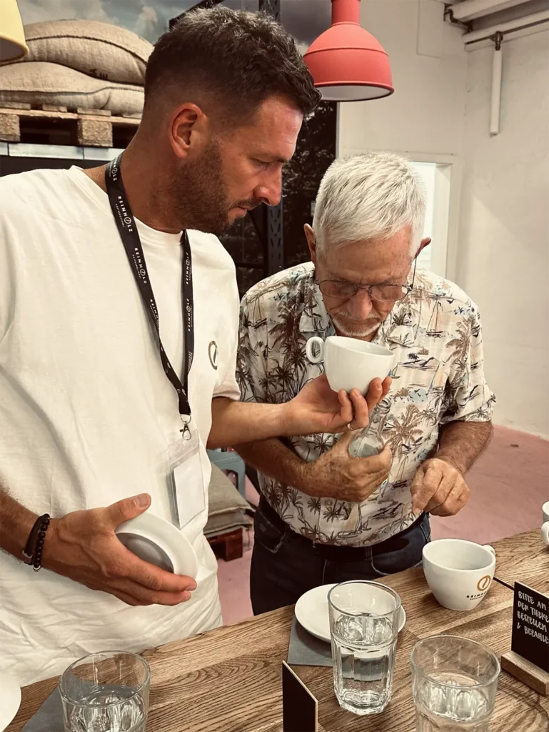 Kaffee verbindet: Beim Cupping auf unserem Hoffest war auch Kaffeefarmer Rainer von der Finca Fulda in Mexiko dabei – gemeinsam mit Heiko ging es natürlich direkt an die Tassen.