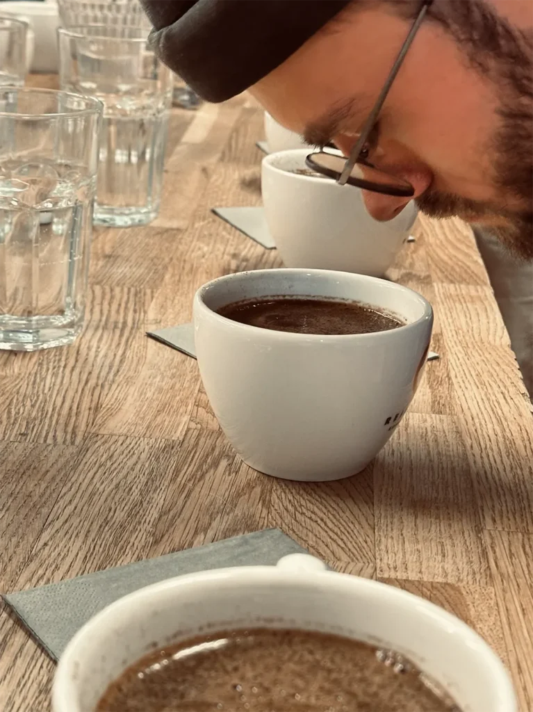 Die Nase trinkt mit: Schon bevor probiert wird, spielt der Geruch beim Cupping eine wichtige Rolle. Welche Aromen lassen sich im Kaffee entdecken?