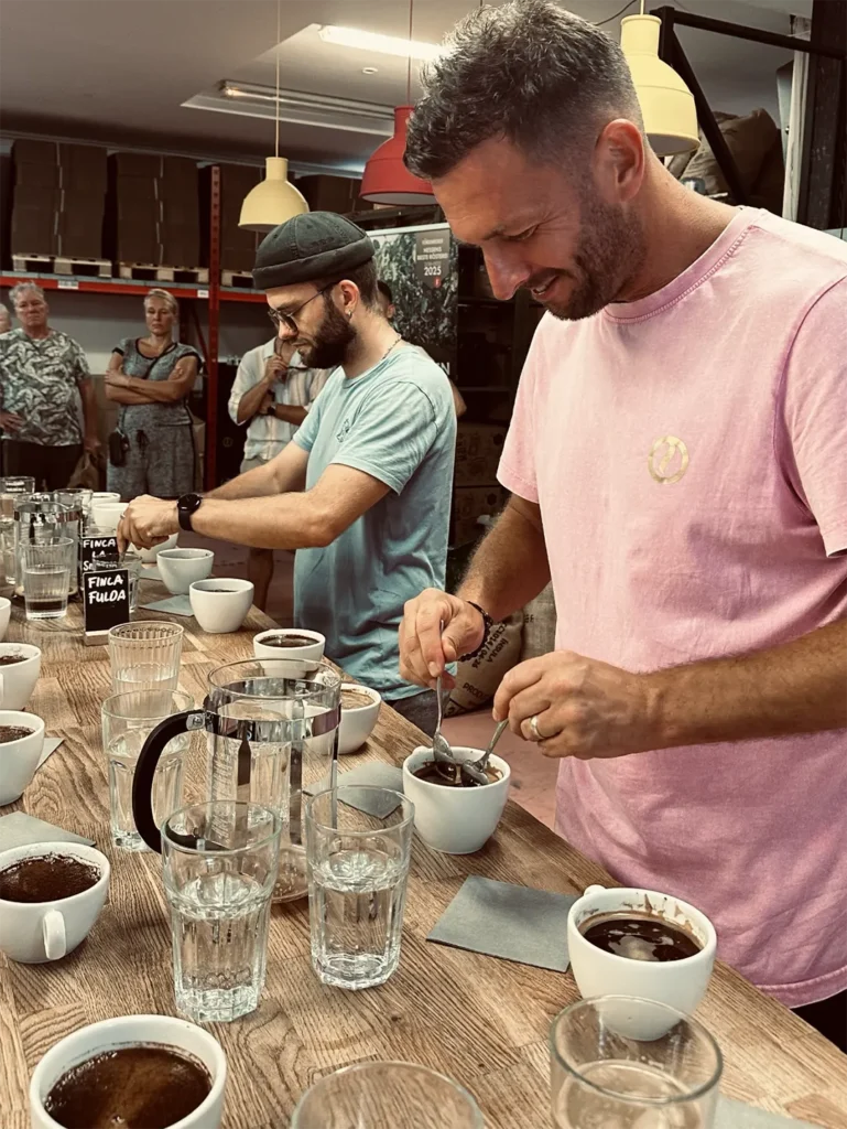 Was steckt in der Tasse? Beim Cupping werden verschiedene Kaffees unter vergleichbaren Bedingungen verkostet. Beim Reinholz Hoffest 2026 durfte jeder mitmachen und sich selbst einmal durch unterschiedliche Aromen probieren.