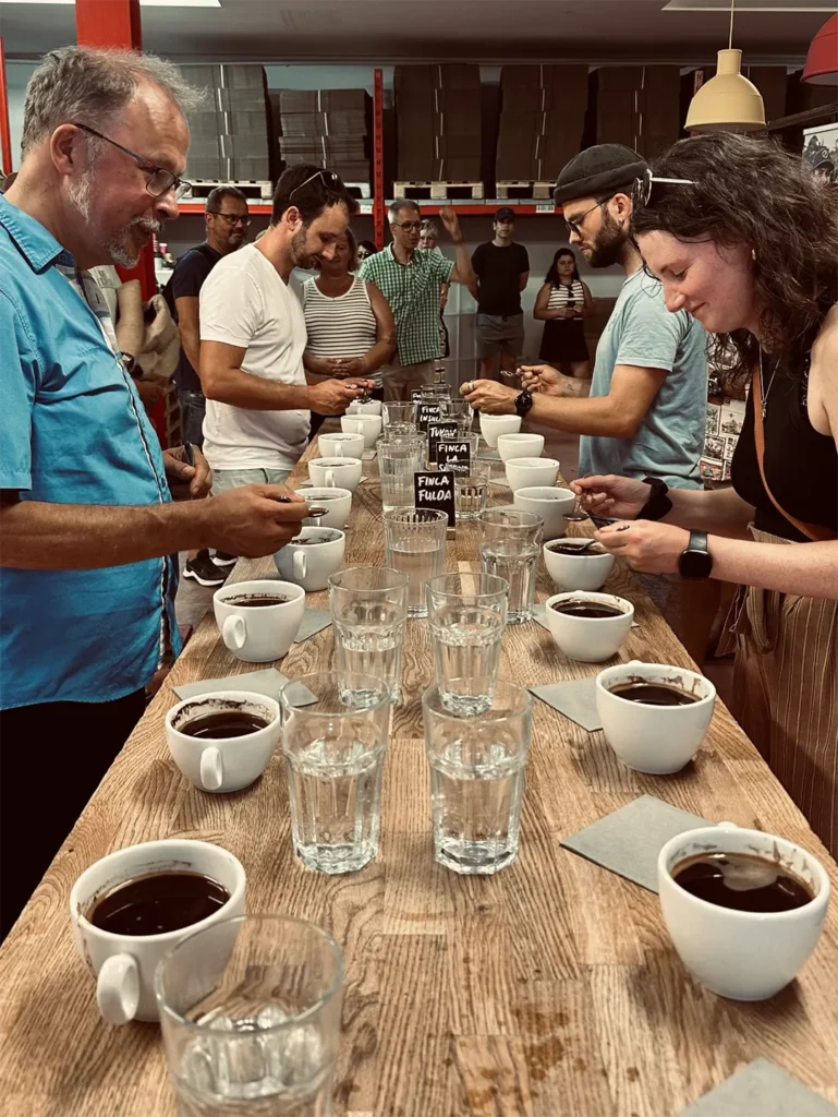 Gemeinsam Kaffee entdecken: Beim Reinholz Hoffest 2026 konnten unsere Gäste selbst ausprobieren, wie ein Cupping funktioniert und verschiedene Kaffees miteinander vergleichen.