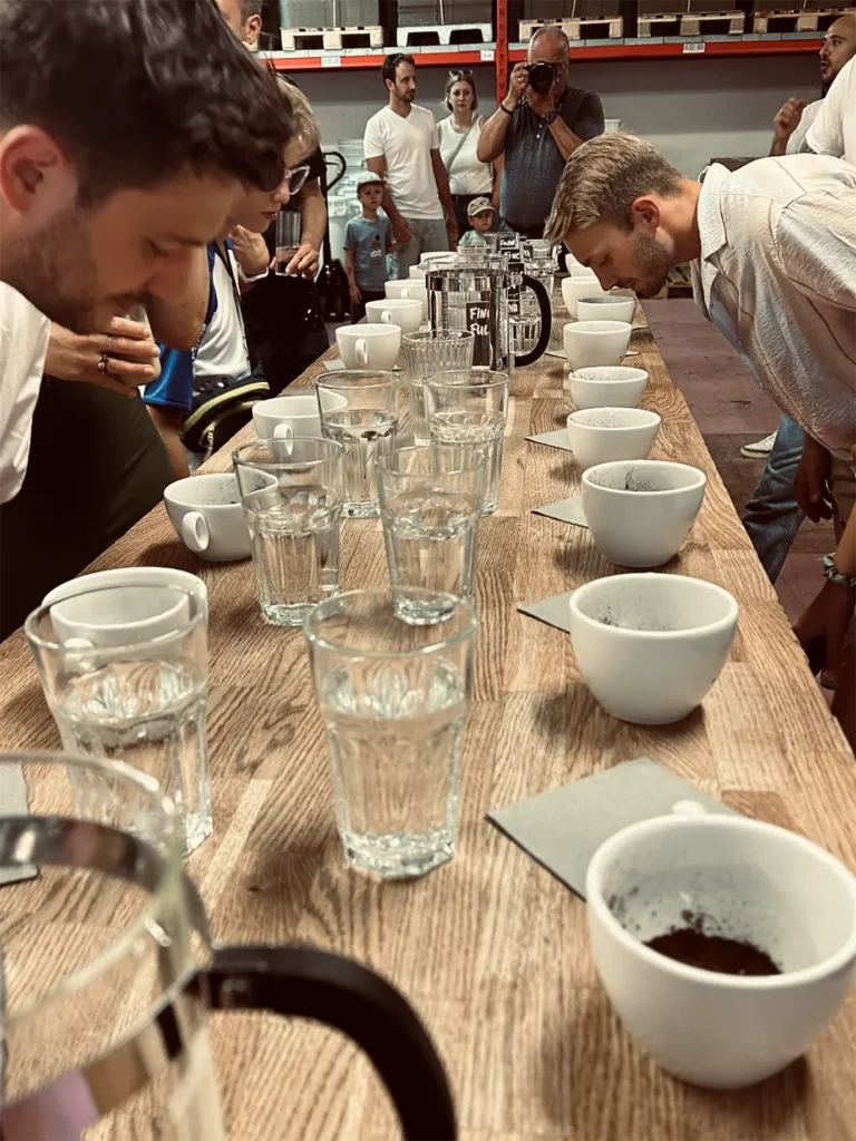 Erst mal die Nase rein: Beim Cupping wird ganz bewusst gerochen – denn viele Aromen nehmen wir nicht nur über den Geschmack, sondern auch über unseren Geruchssinn wahr.