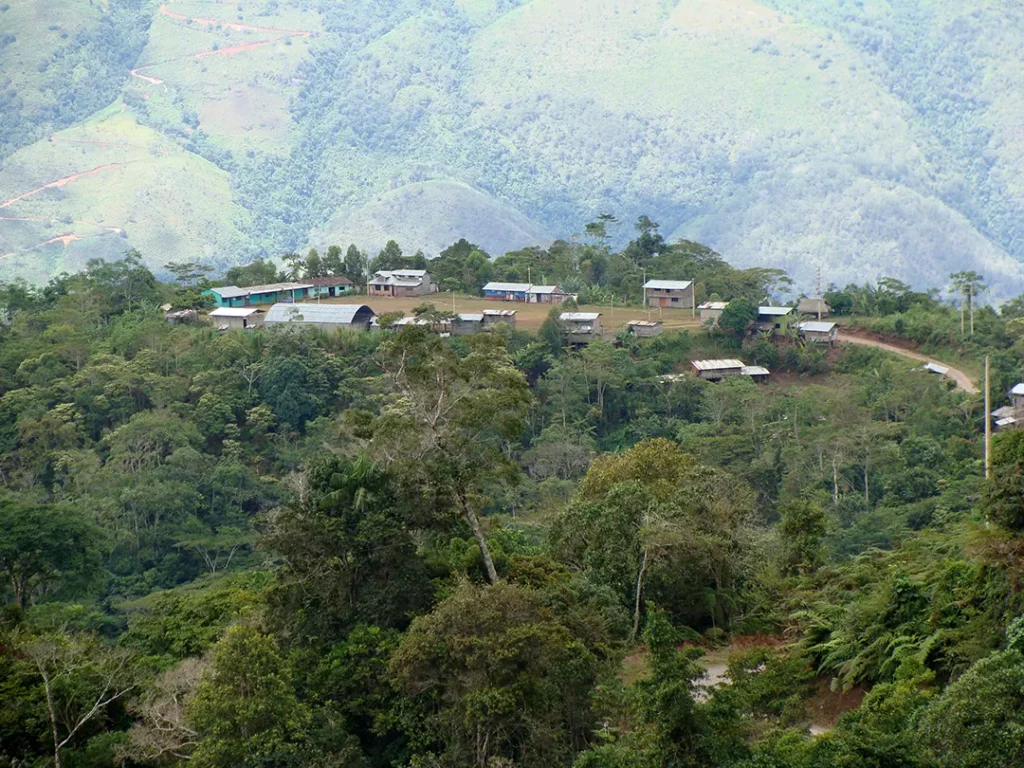 Berglandschaft mit Siedlung im Kaffeeanbaugebiet Chanchamayo in Peru